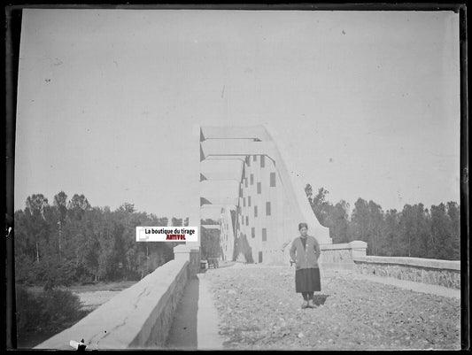 Pont, dame, France, Plaque verre photo ancienne, négatif noir & blanc 9x12 cm