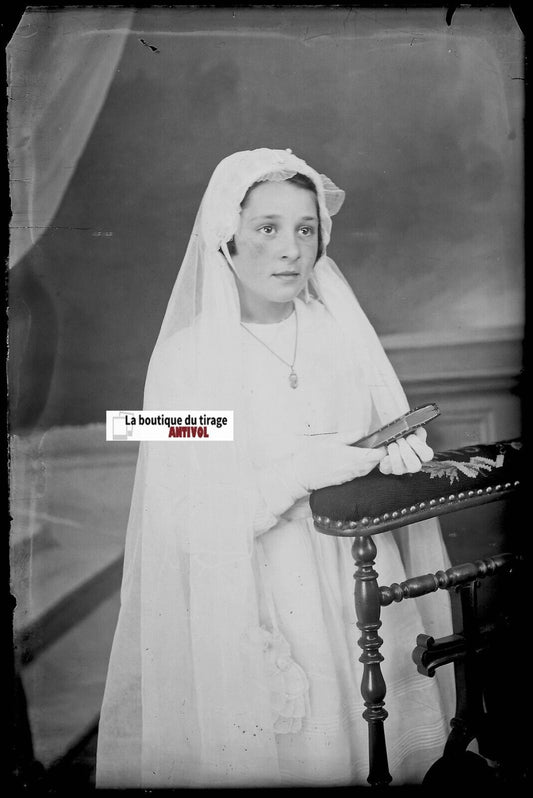 Communion, fille, Plaque verre photo ancienne, négatif noir & blanc 10x15 cm