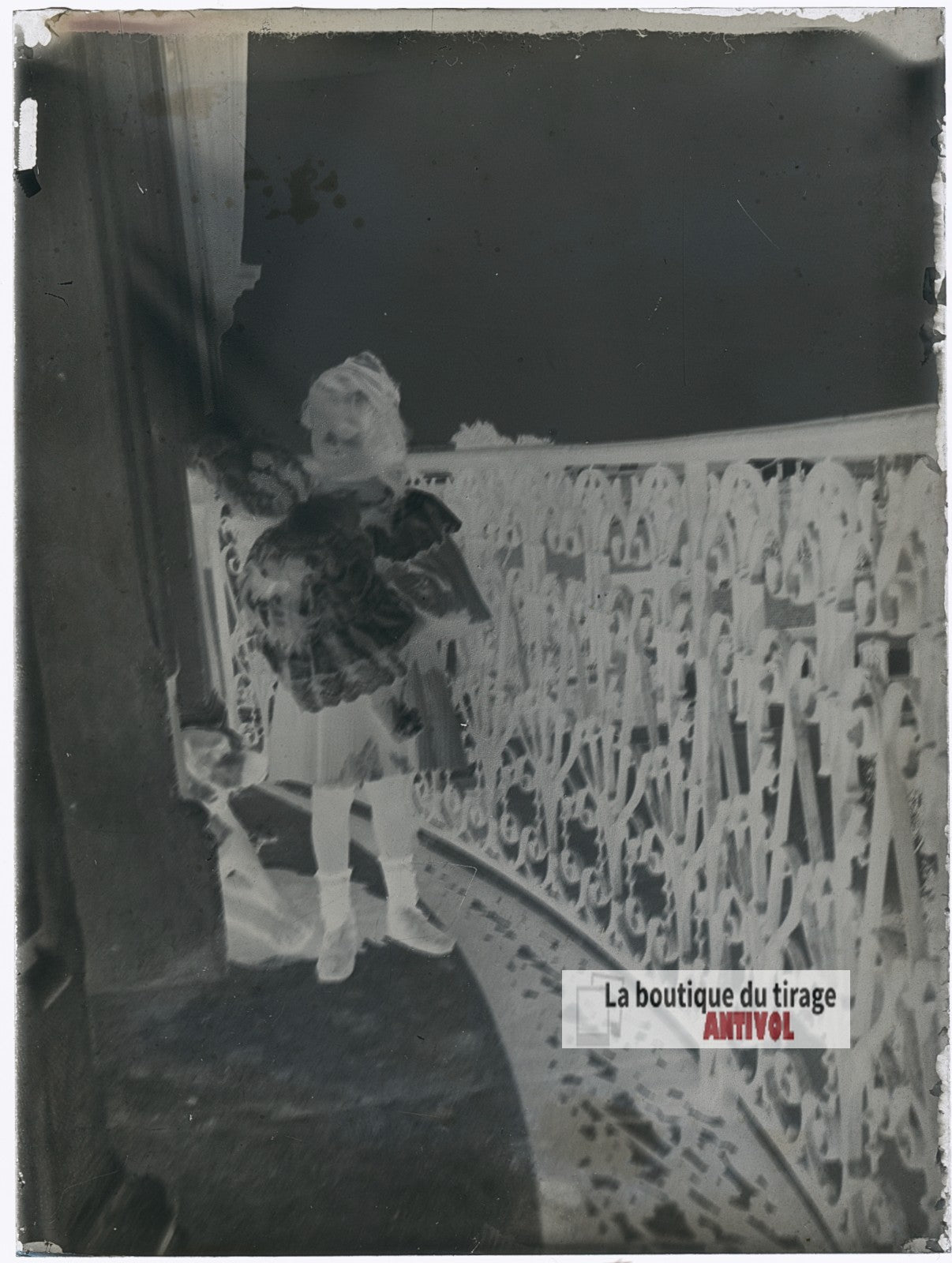 Jeune fille tenant une poupée, plaque verre photo ancienne, négatif 9x12 cm