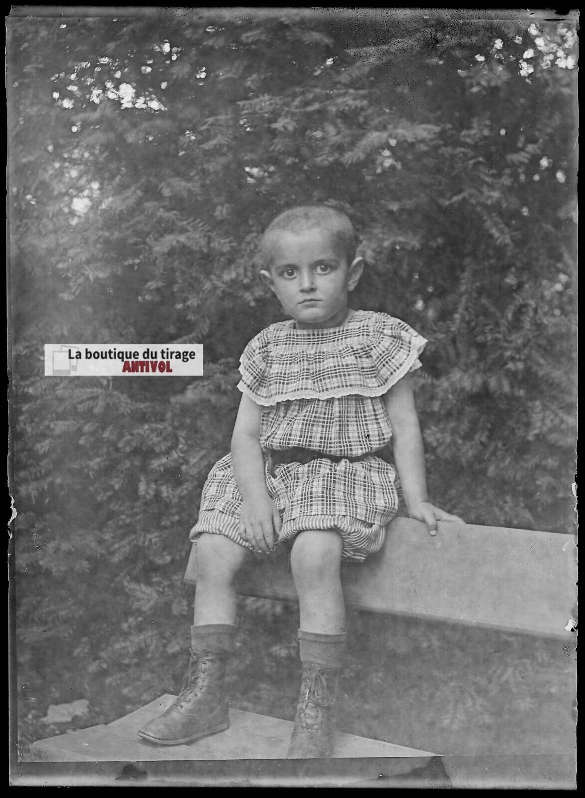 Plaque verre photo ancienne négatif noir et blanc 13x18 cm enfant sur un banc