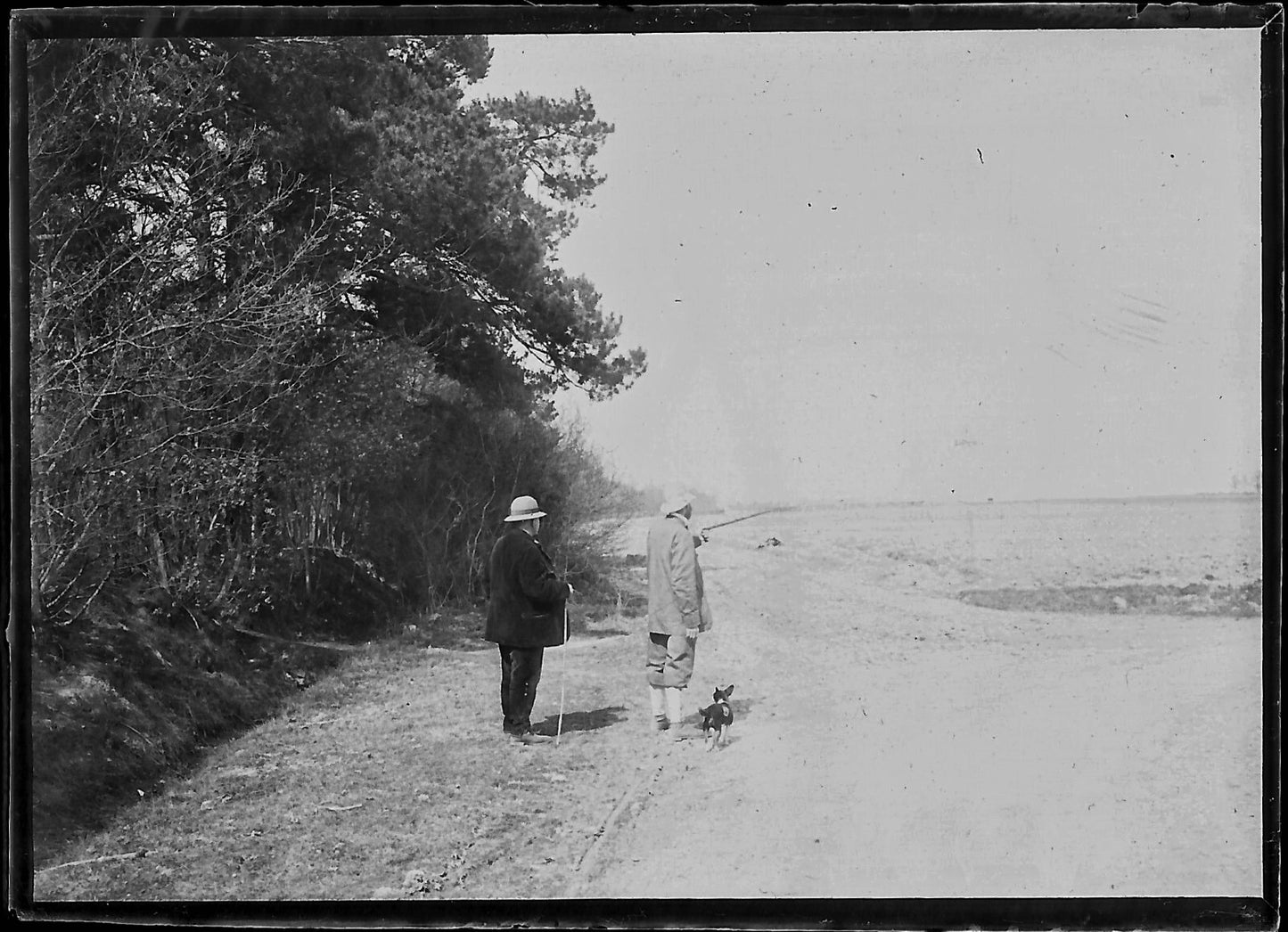 Plaque verre photo ancienne négatif noir et blanc 6x9 cm hommes promenade chien 