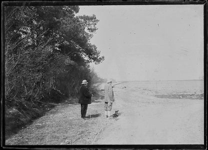 Plaque verre photo ancienne négatif noir et blanc 6x9 cm hommes promenade chien 