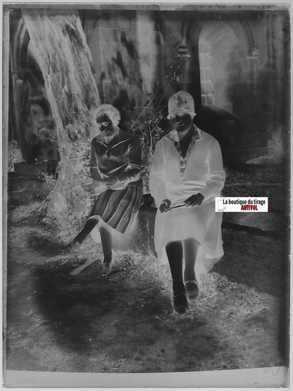 Femmes devant église, Plaque verre photo ancienne, négatif noir & blanc 9x12 cm