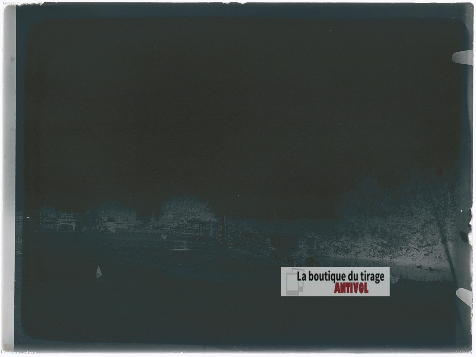 Ferme au bord d’un cours d’eau, plaque verre photo ancienne, négatif 9x12 cm