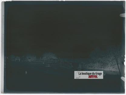 Ferme au bord d’un cours d’eau, plaque verre photo ancienne, négatif 9x12 cm