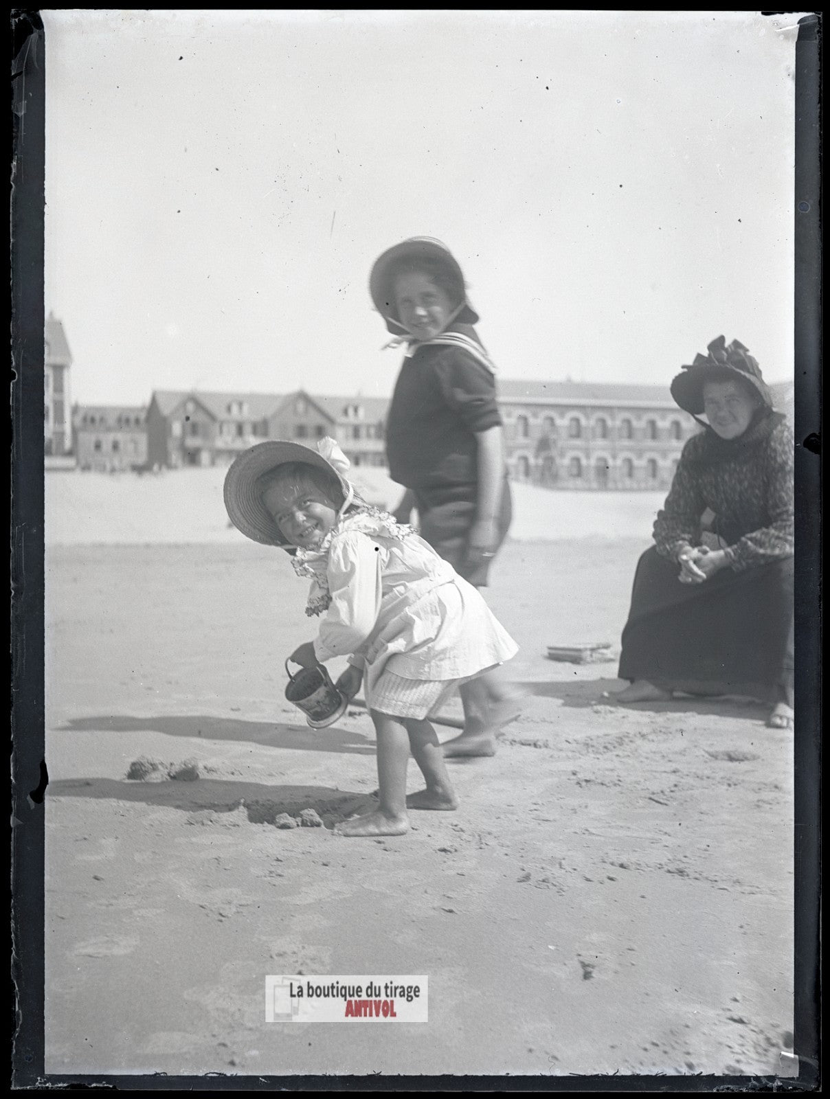 Jeux de sable, Berck-sur-Mer, plaque verre photo ancienne, négatif 9x12 cm