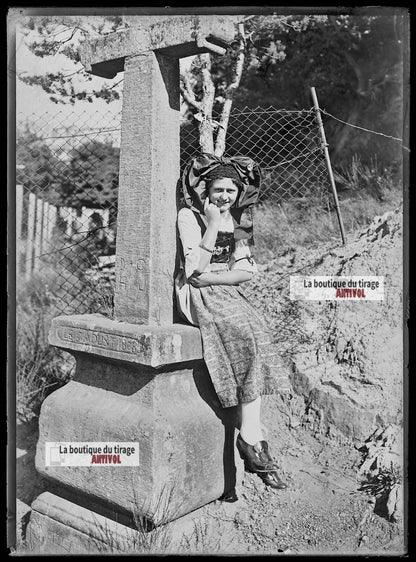 Plaque verre photo ancienne négatif noir et blanc 13x18 cm Trois-Epis fille