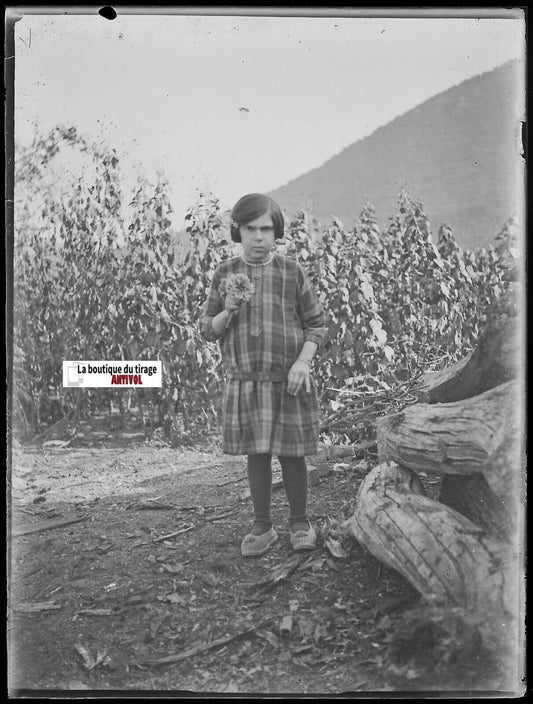 Petite fille, colère, Plaque verre photo ancienne, négatif noir & blanc 9x12 cm