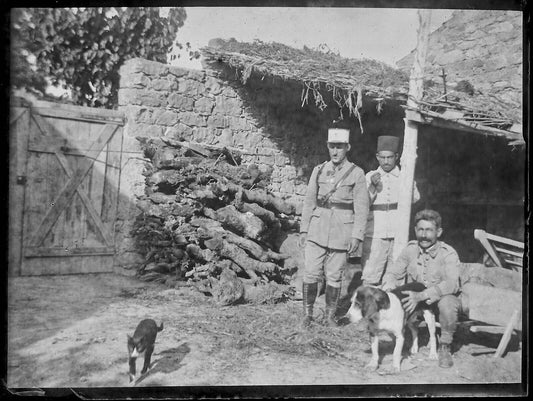 Plaque verre photo ancienne noir et blanc négatif 9x12 cm soldats ferme chien 