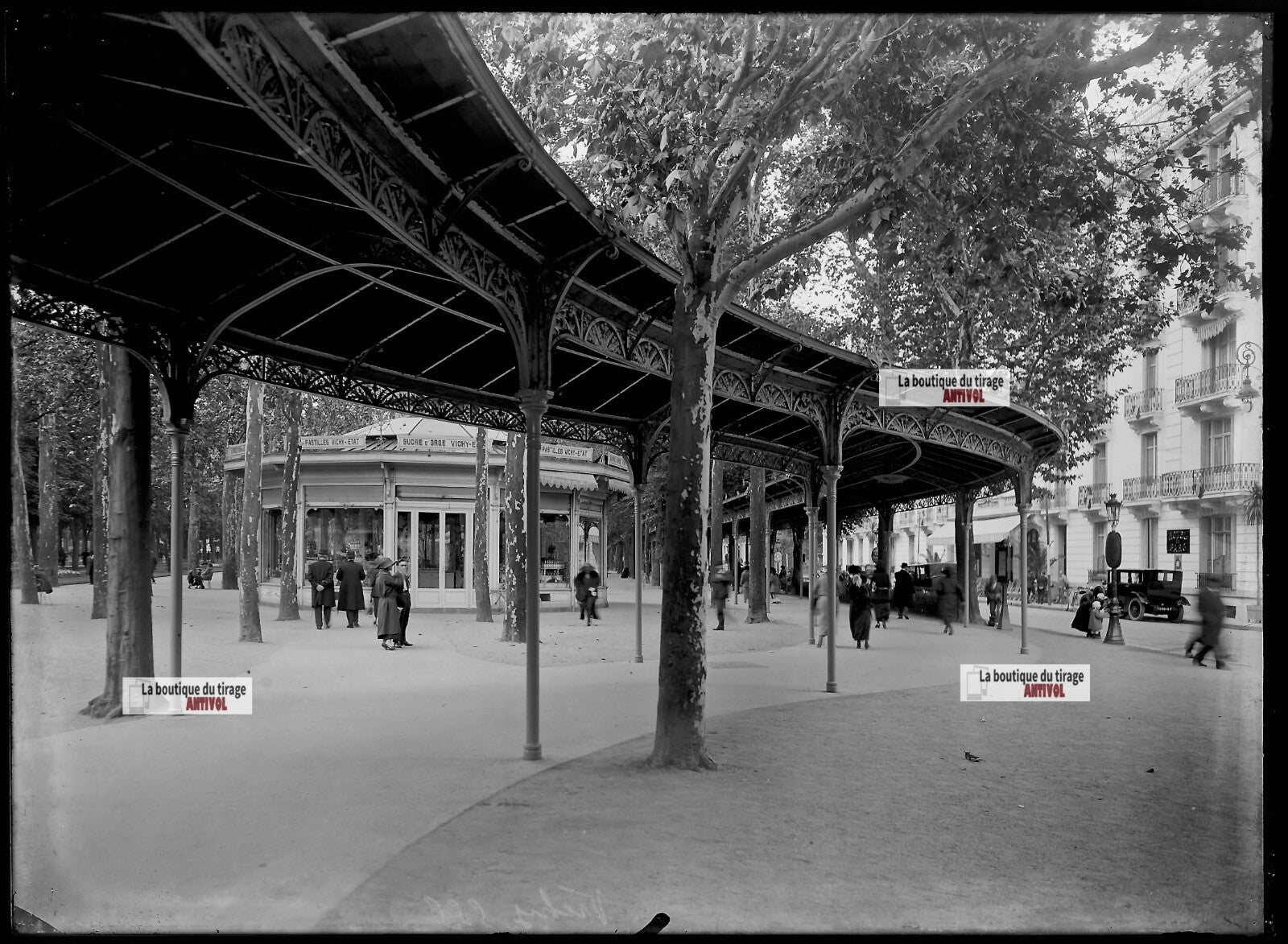 Plaque verre photo ancienne négatif noir et blanc 13x18 cm Vichy France voiture