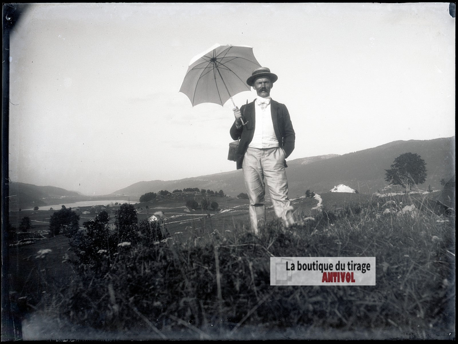 Homme à l’ombrelle, montagne, plaque verre photo ancienne, négatif 9x12 cm