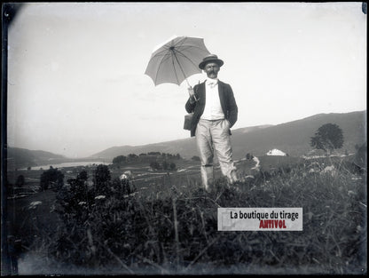 Homme à l’ombrelle, montagne, plaque verre photo ancienne, négatif 9x12 cm
