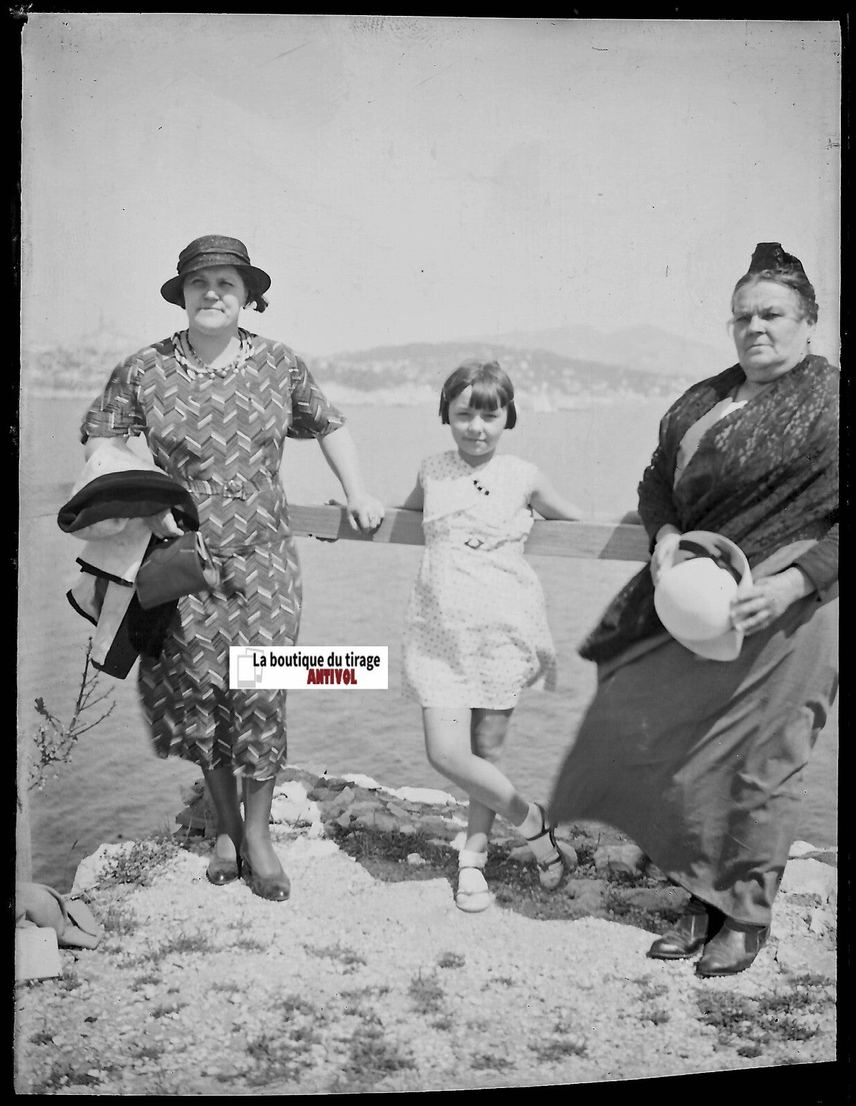 Petite fille, mer, Plaque verre photo ancienne, négatif noir & blanc 9x12 cm