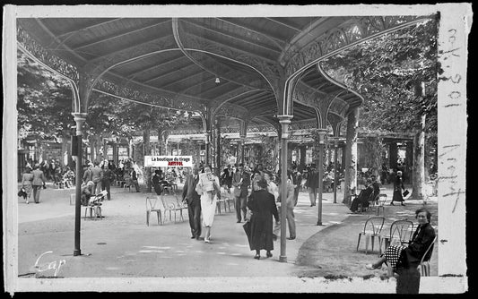 Plaque verre ancienne photo négatif noir & blanc 9x14 cm, Vichy, personnages