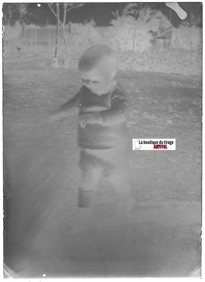 Jeu, bébé, jardin, Plaque verre photo ancienne, négatif noir & blanc 6x9 cm