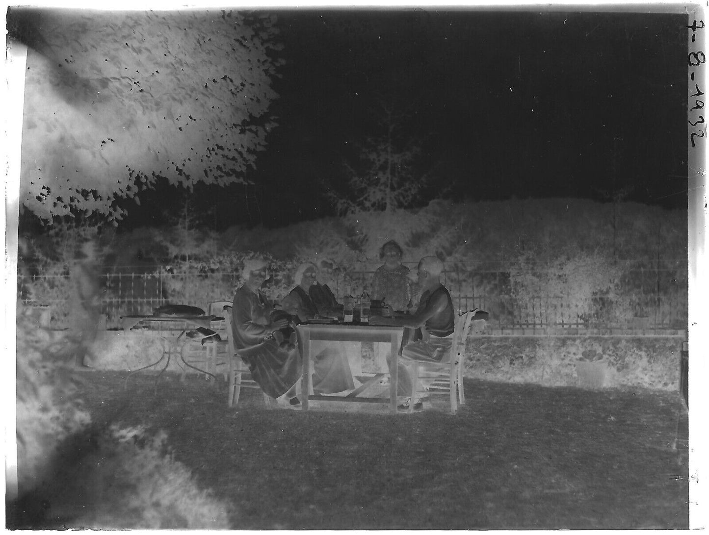 Plaque verre photo ancienne négatif noir et blanc 9x12 cm repas famille vintage