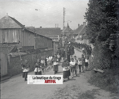 Procession, village France, plaque verre, photo ancienne, négatif N&B 6x13 cm