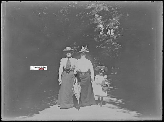 Famille, promenade, Plaque verre photo ancienne, négatif noir & blanc 9x12 cm