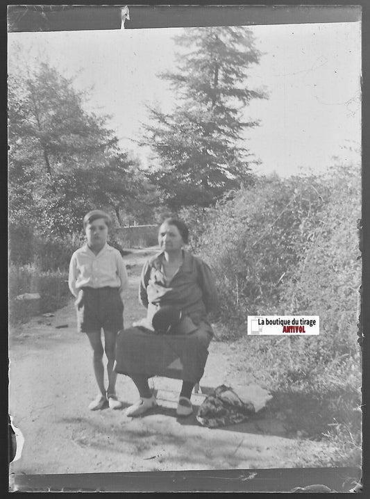 Garçon, grand-mère, Plaque verre photo ancienne, négatif noir & blanc 6x9 cm