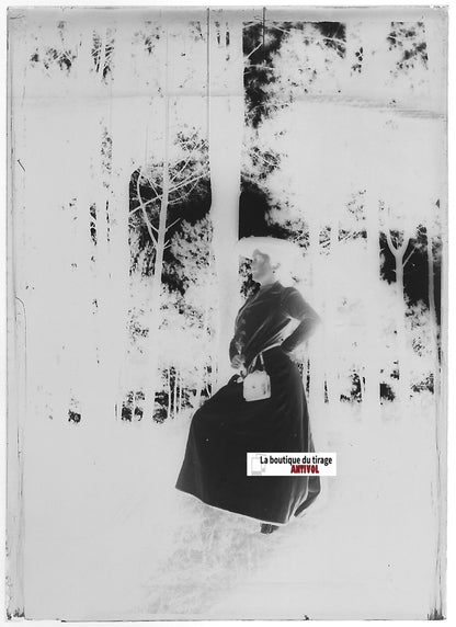 Femme, forêt, France, Plaque verre photo, négatif ancien noir & blanc 6x9 cm