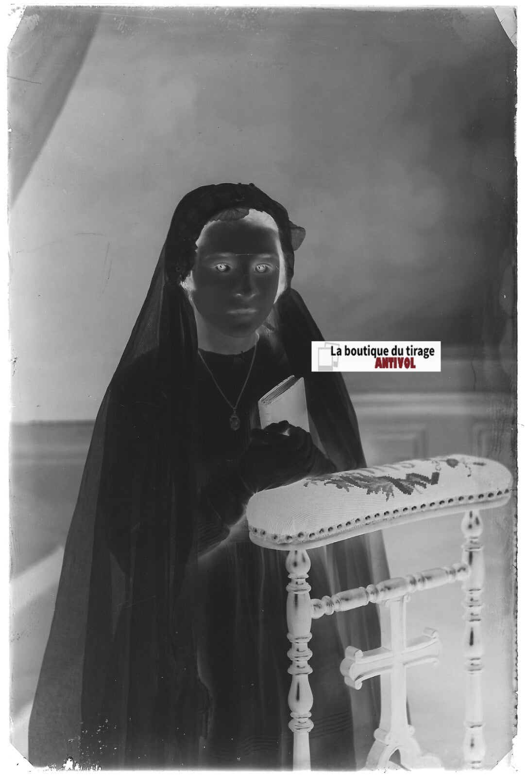 Communion, fille, Plaque verre photo ancienne, négatif noir & blanc 10x15 cm