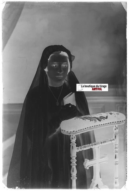 Communion, fille, Plaque verre photo ancienne, négatif noir & blanc 10x15 cm