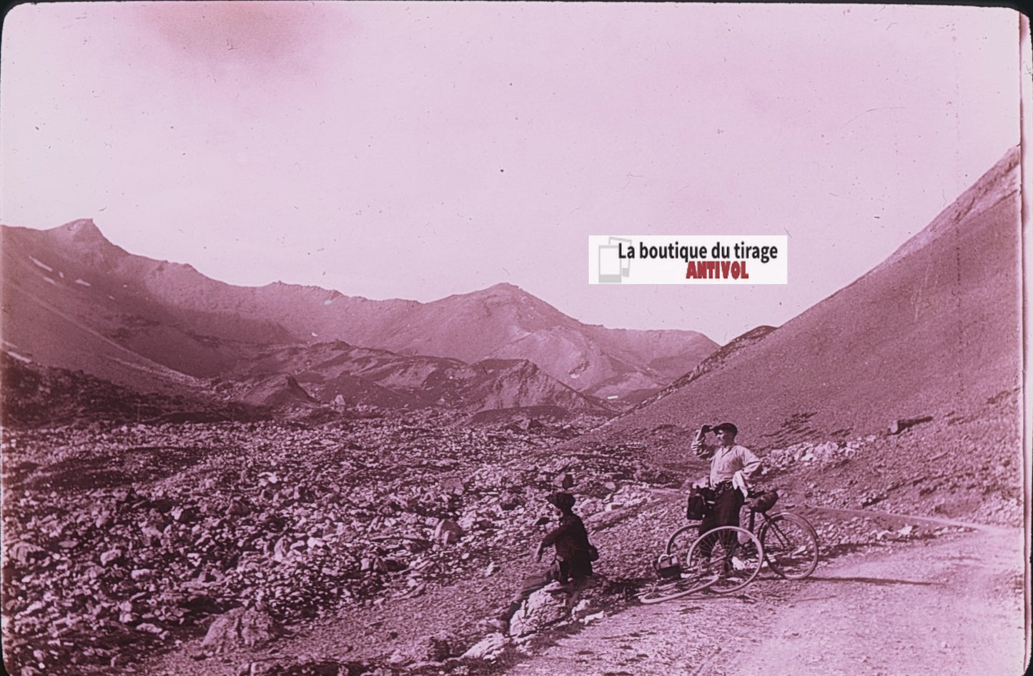 Route Galibier, vélos, photo J. Moulin, plaque verre couleur, positif 8,5x10 cm