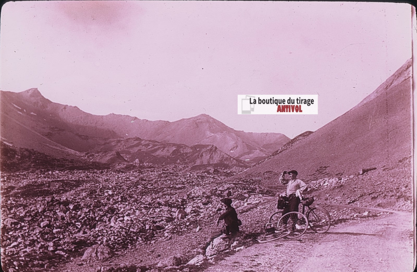 Route Galibier, vélos, photo J. Moulin, plaque verre couleur, positif 8,5x10 cm