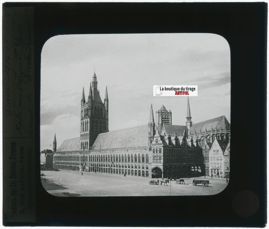 Halles aux draps d’Ypres, photo plaque verre, noir & blanc, positif 8,5x10 cm