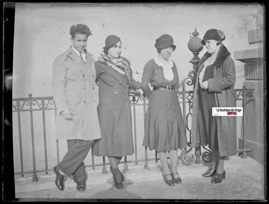 Groupe personnages, Plaque verre photo ancienne, négatif noir & blanc 9x12 cm