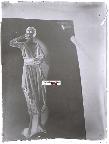 Dessin, mode, femme, plaque verre photo ancienne, négatif noir & blanc 9x12 cm