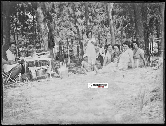 Famille, picnic forêt, Plaque verre photo ancienne, négatif noir & blanc 9x12 cm