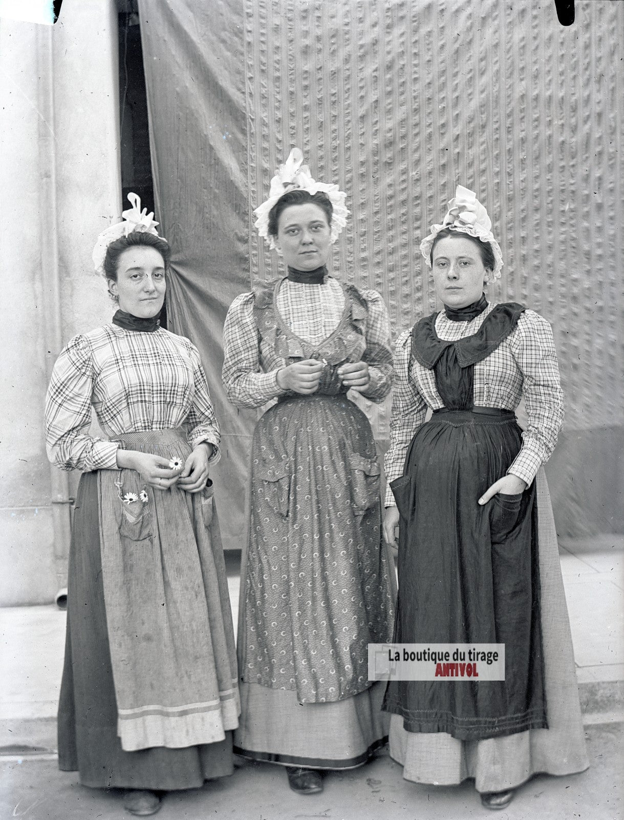 Femmes en costume régional, plaque verre photo ancienne, négatif 9x12 cm