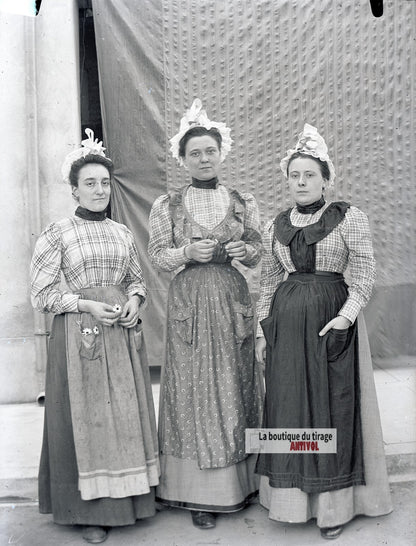 Femmes en costume régional, plaque verre photo ancienne, négatif 9x12 cm
