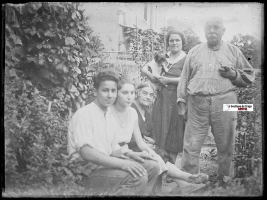 Famille jardin, chiot, Plaque verre photo ancienne, négatif noir & blanc 9x12 cm