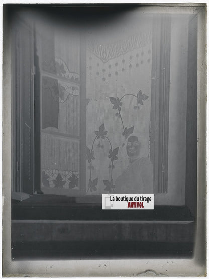 Femme, fenêtre, photo ancienne plaque verre, négatif noir & blanc, 9x12 cm
