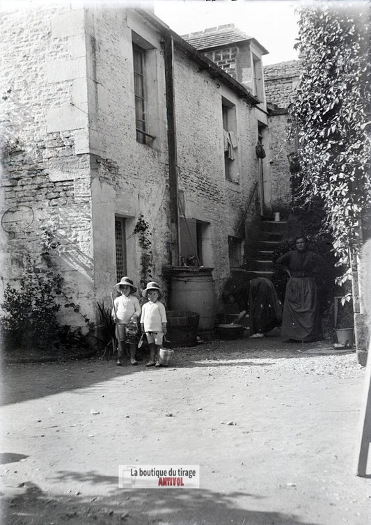 Cour de maison et jeux d’enfants, plaque verre photo ancienne, négatif 9x12 cm