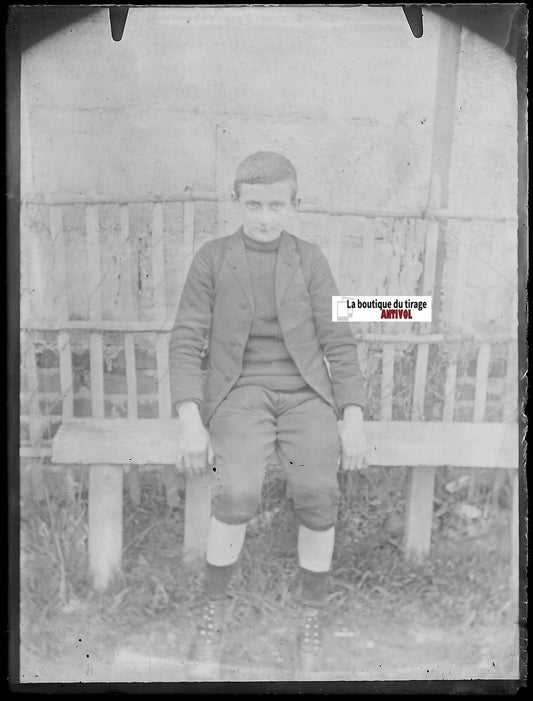 Garçon sur un banc, plaque verre photo ancienne, négatif noir & blanc 9x12 cm