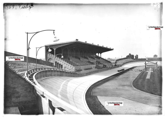 Plaque verre photo ancienne positif noir et blanc 13x18 cm Vichy Stade-Vélodrome