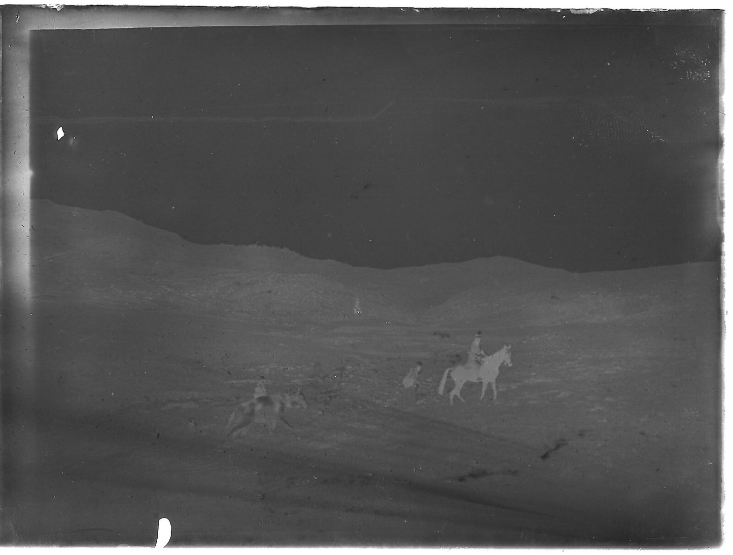 Plaque verre photo ancienne noir et blanc négatif 9x12 cm désert cheval hommes