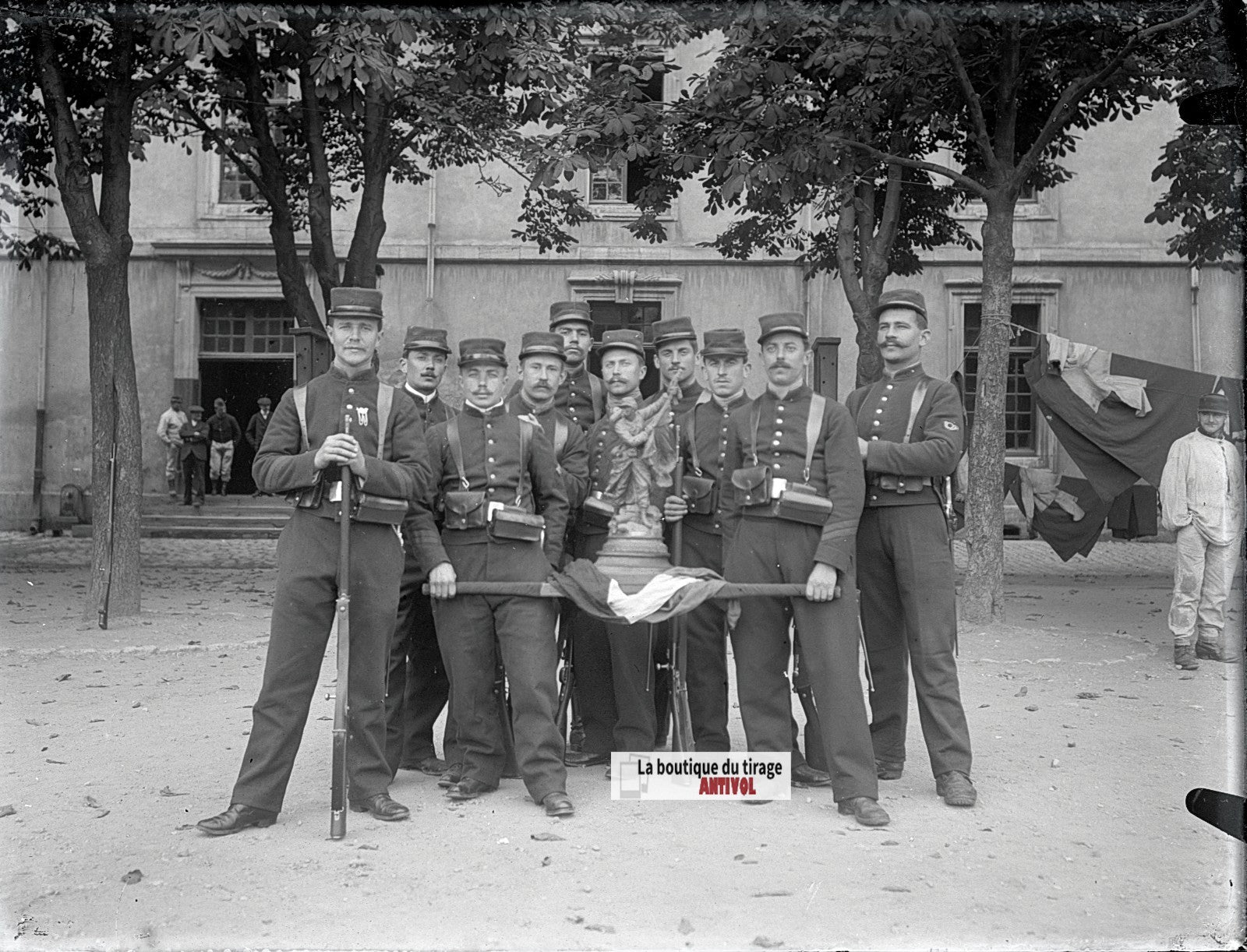 Groupe de soldats, trophée, plaque verre, photo ancienne, négatif N&B 9x12 cm