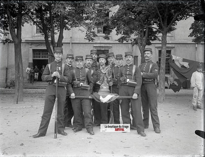 Groupe de soldats, trophée, plaque verre, photo ancienne, négatif N&B 9x12 cm