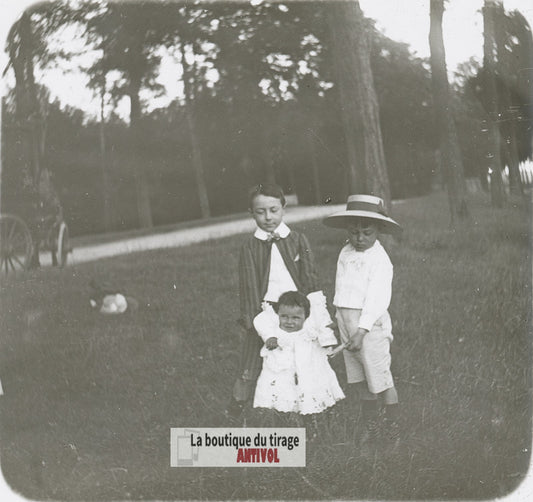 Enfants posant dans un parc, plaque verre photo ancienne stéréo 6x13 cm