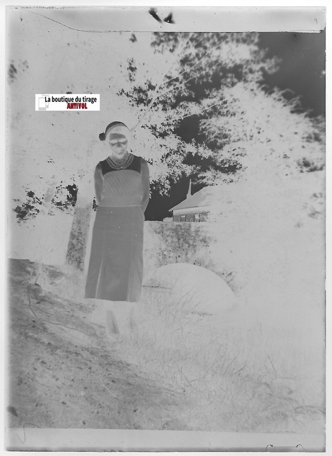 Femme, pont, village, Plaque verre photo, négatif ancien noir & blanc 6x9 cm