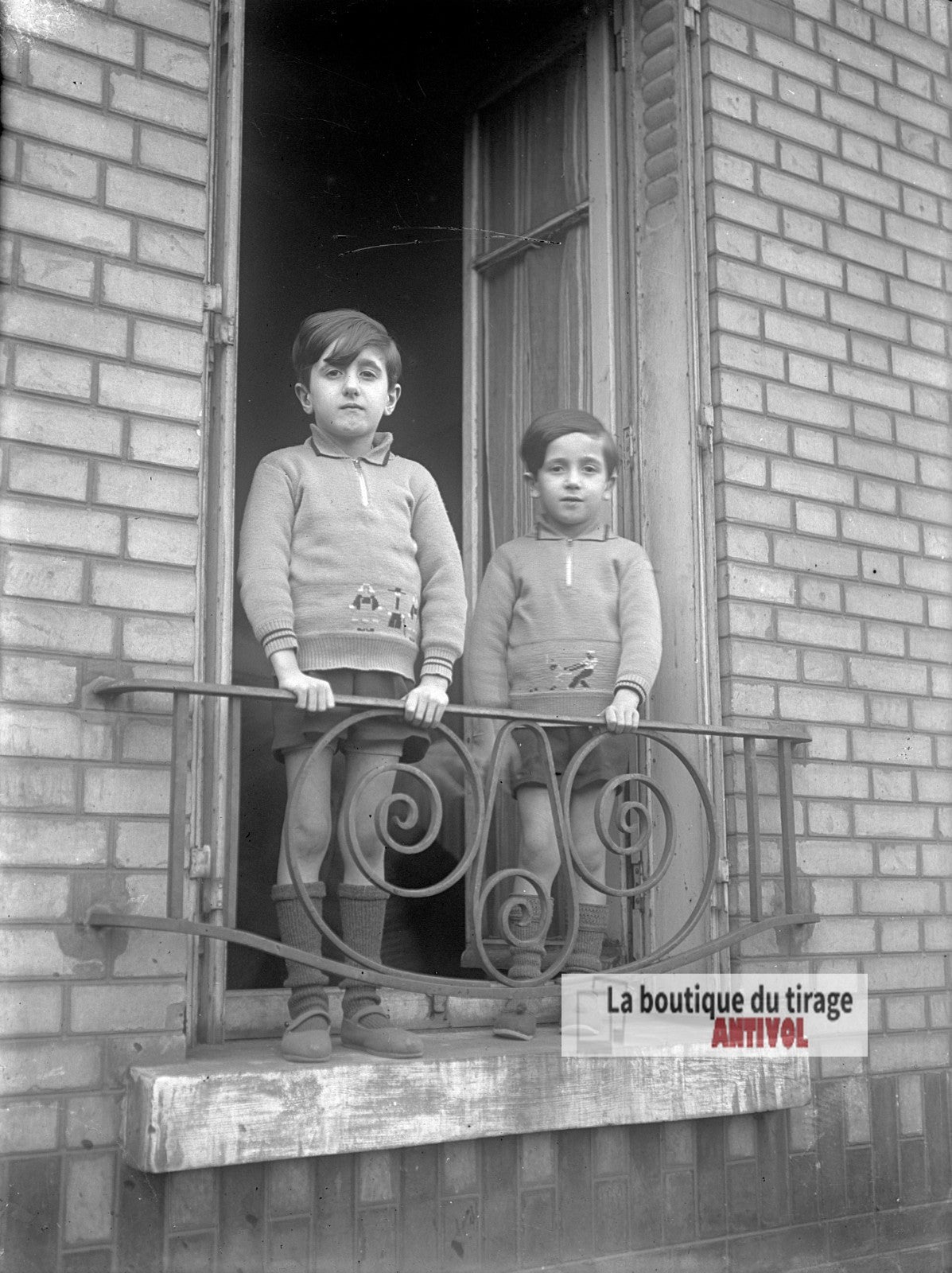 Deux jeunes frères à leur fenêtre, plaque verre photo ancienne, négatif 9x12 cm
