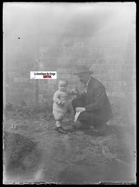 Jeu, bébé, homme, Plaque verre photo ancienne, négatif noir & blanc 6x9 cm