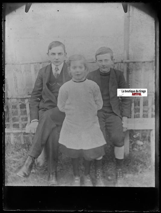Enfants, jardin, plaque verre photo ancienne, négatif noir & blanc 9x12 cm