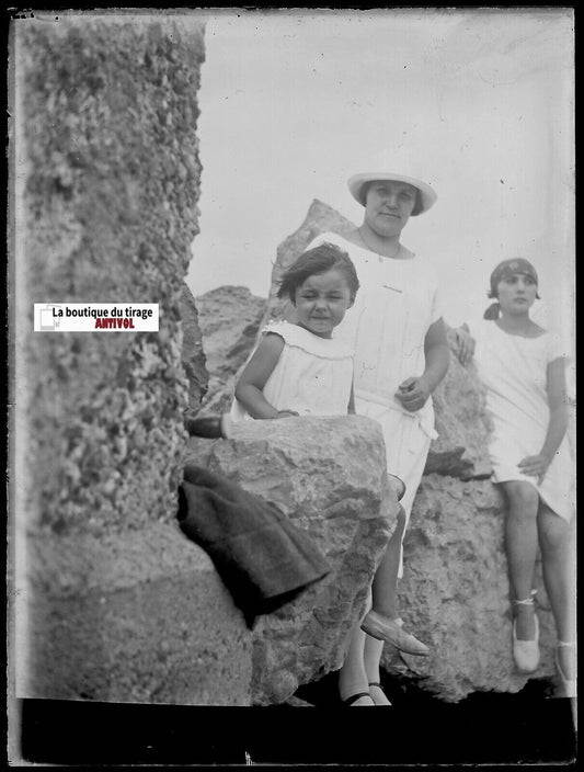 Enfant, promenade, Plaque verre photo ancienne, négatif noir & blanc 9x12 cm