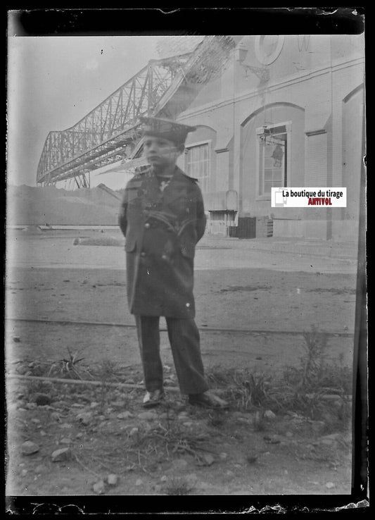 Usine, garçon, Plaque verre photo ancienne, négatif noir & blanc 6x9 cm