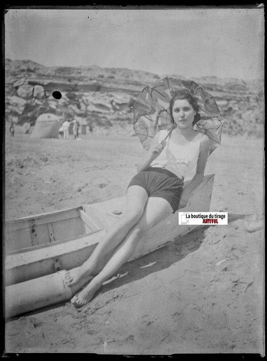 Dame, plage, bateau, Plaque verre photo ancienne, négatif noir & blanc 9x12 cm